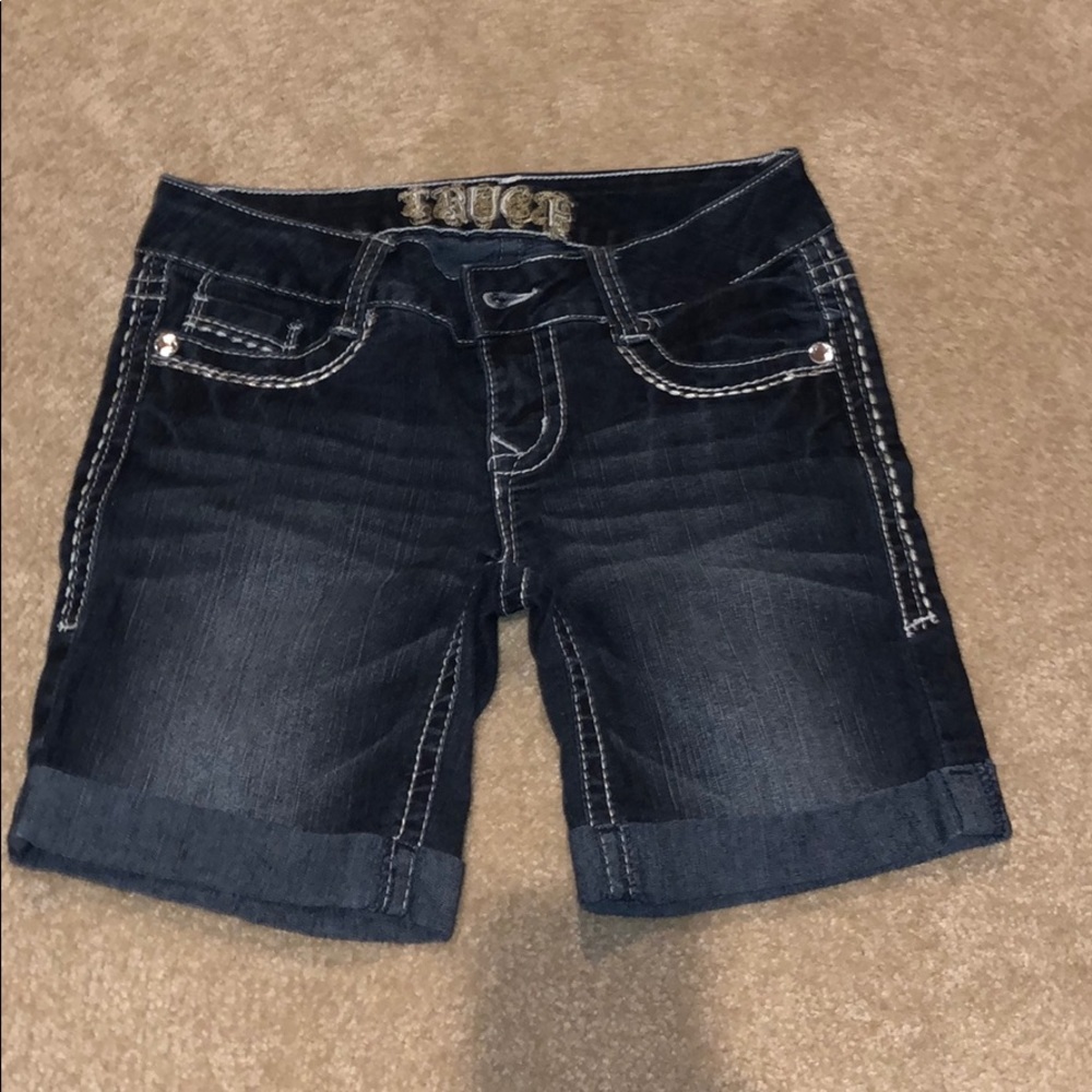 Dark wash jean shorts w contrast white stitching